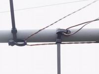 Two reflector wires at knee